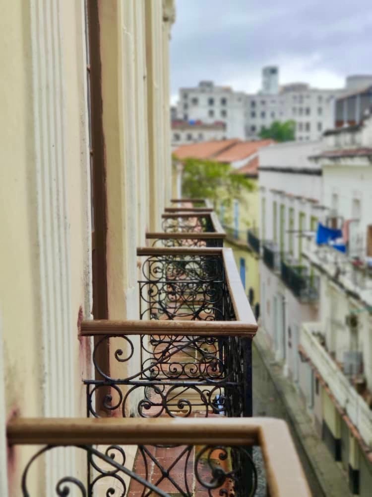 Espectacular Propiedad Colonial de 2 Dormitorios con 5 Balcones a la Calle en La Habana Vieja. GG-131