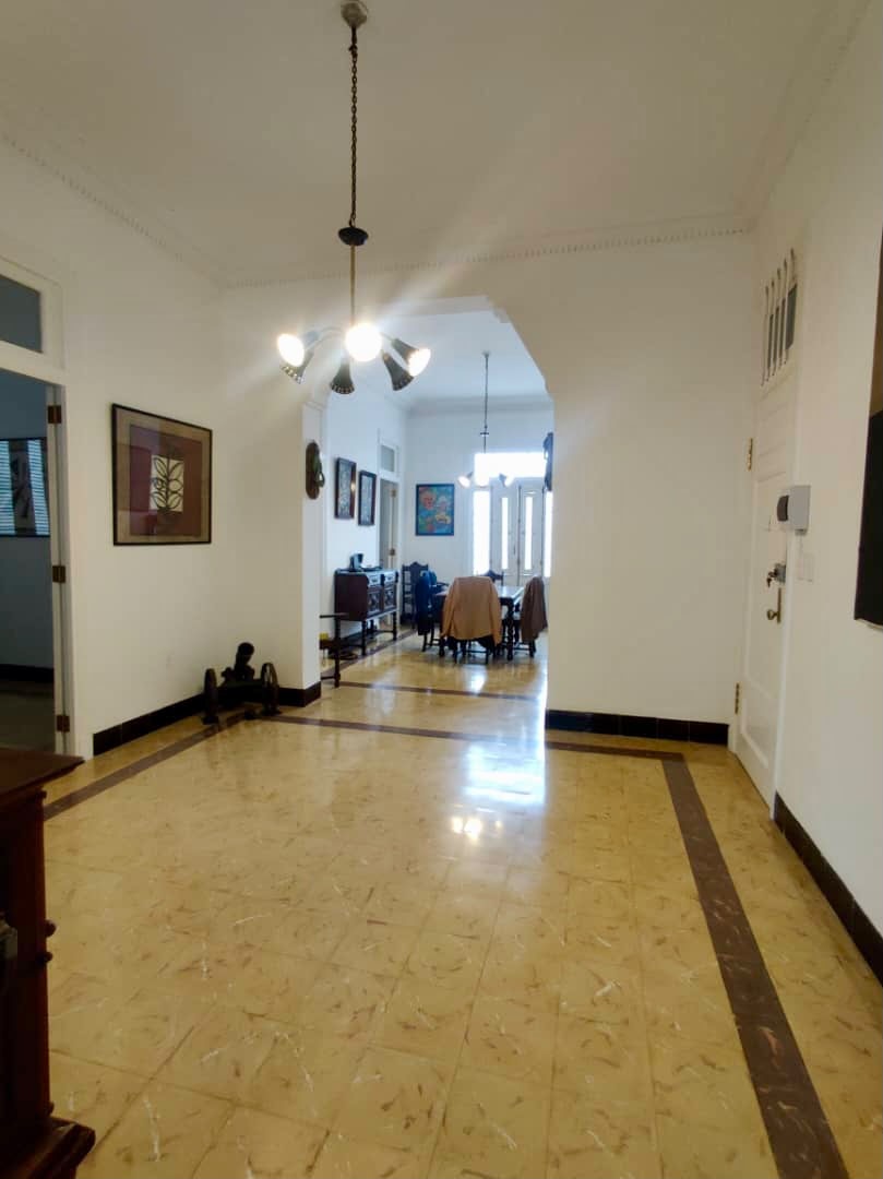 Apartamento de 3 Dormitorios y Medio Completamente Remodelado y con Vista al Mar en el Vedado. GG-129