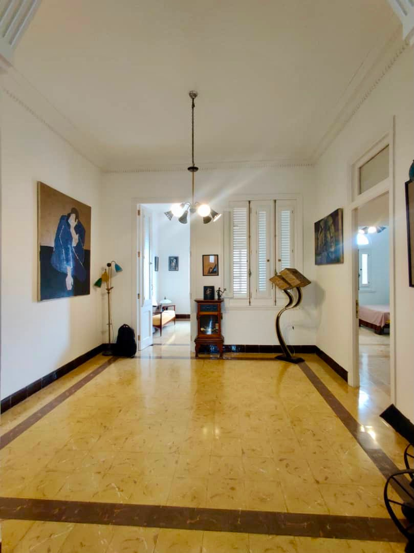 Apartamento de 3 Dormitorios y Medio Completamente Remodelado y con Vista al Mar en el Vedado. GG-129