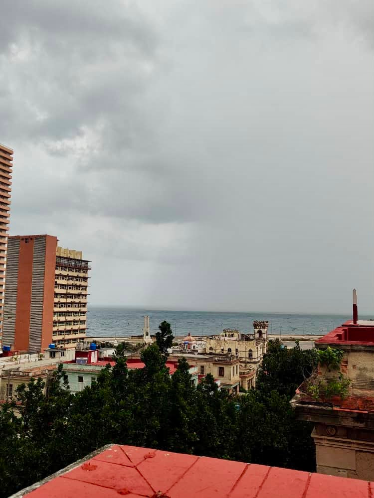 Apartamento de 3 Dormitorios y Medio Completamente Remodelado y con Vista al Mar en el Vedado. GG-129