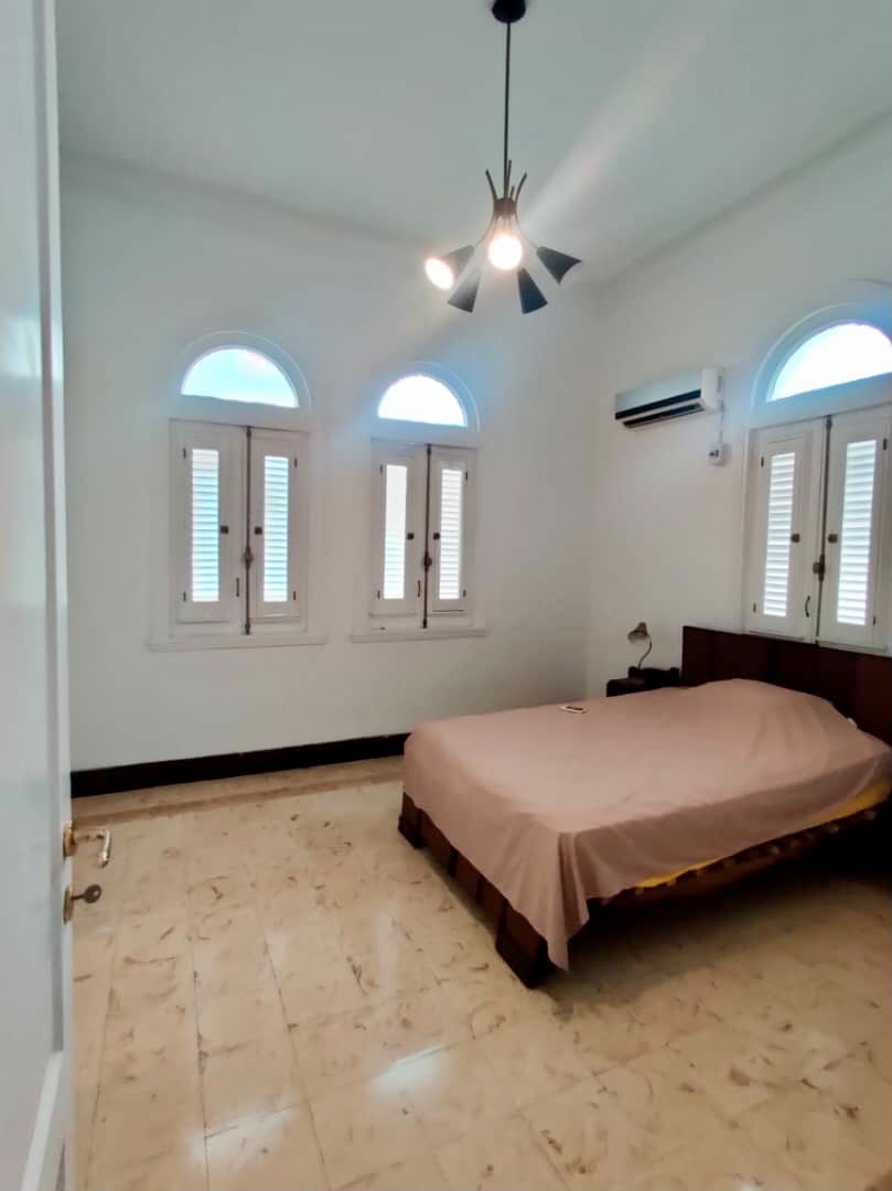 Apartamento de 3 Dormitorios y Medio Completamente Remodelado y con Vista al Mar en el Vedado. GG-129